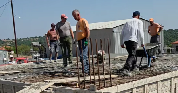 Συγκίνηση στη Ρούσσα του Έβρου με κατοίκους που χτίζουν σπίτι για μία νέα οικογένεια που θέλει να ζήσει εκεί Συγκίνηση στη Ρούσσα του Έβρου με κατοίκους που χτίζουν σπίτι για μία νέα οικογένεια που θέλει να ζήσει εκεί