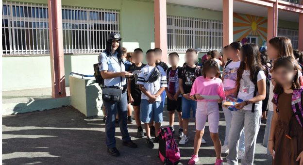 Αστυνομικοί μοίρασαν φυλλάδια σε σχολεία της Θράκης για ενημέρωση και ευαισθητοποίηση για την οδική ασφάλεια Αστυνομικοί μοίρασαν φυλλάδια σε σχολεία της Θράκης για ενημέρωση και ευαισθητοποίηση για την οδική ασφάλεια