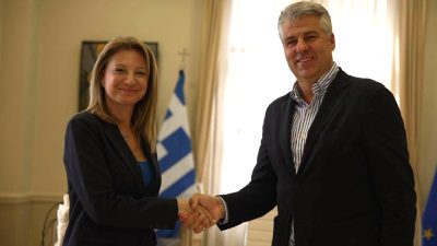 Τη Μαρία Καρυστιανού υποδέχτηκε στην Αλεξανδρούπολη ο περιφερειάρχης Χριστόδουλος Τοψίδης Τη Μαρία Καρυστιανού υποδέχτηκε στην Αλεξανδρούπολη ο περιφερειάρχης Χριστόδουλος Τοψίδης