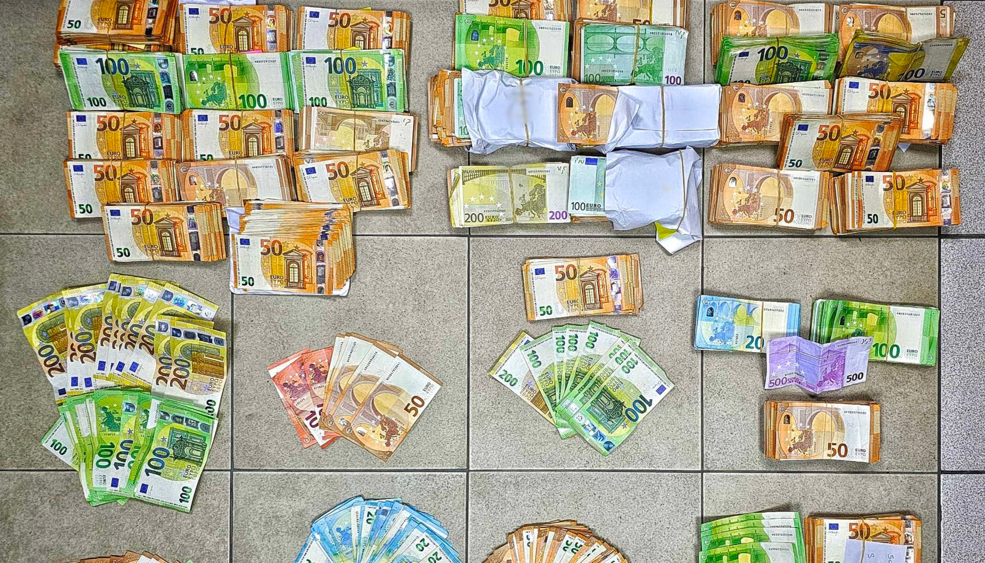 Επιχείρηση της αστυνομίας στην Κομοτηνή και άλλες πόλεις για απάτες με κρυπτονομίσματα Επιχείρηση της αστυνομίας στην Κομοτηνή και άλλες πόλεις για απάτες με κρυπτονομίσματα